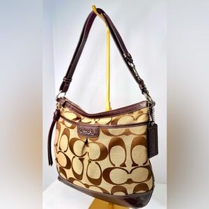 Coach Signature Shoulder Bag
Canvas Leather Beige Khaki
Brown Auth am4217